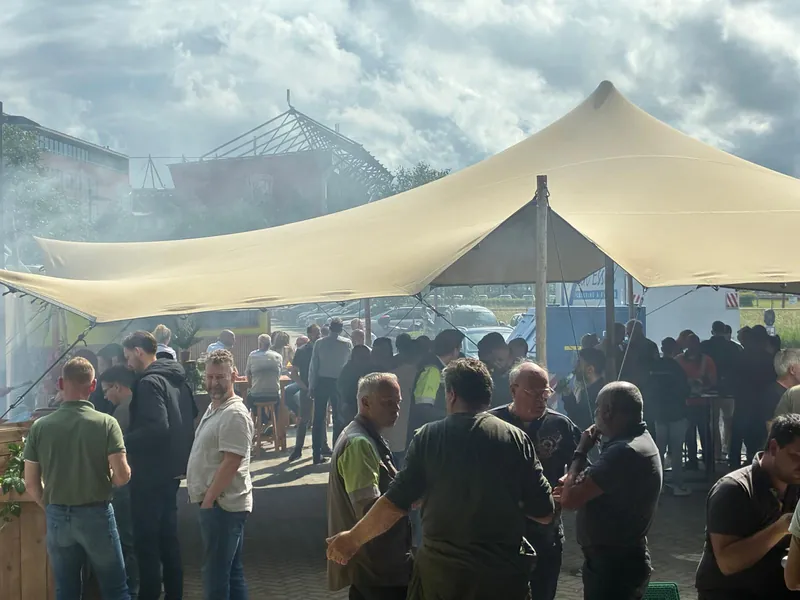 Gasten onder een tent op een buitenlocatie
