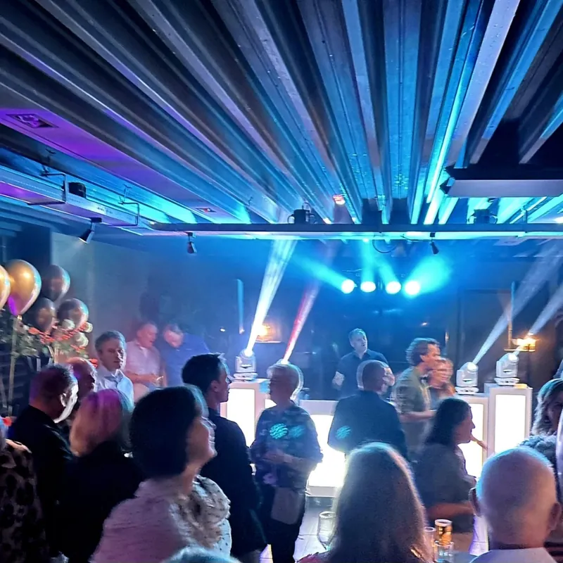 Dansvloer met blauwe en paarse lichtstralen