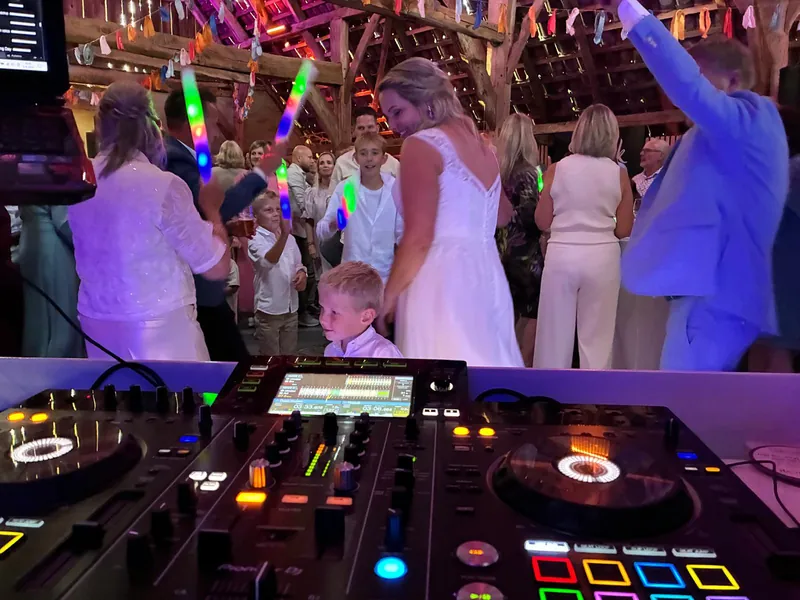 Bruid en gasten gezien vanaf de DJ-set