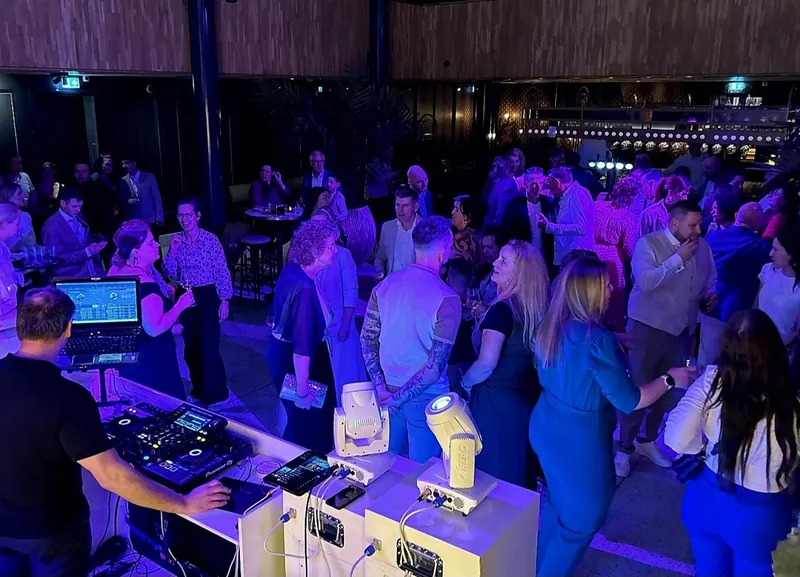 Feestpubliek gezien vanaf de draaitafel