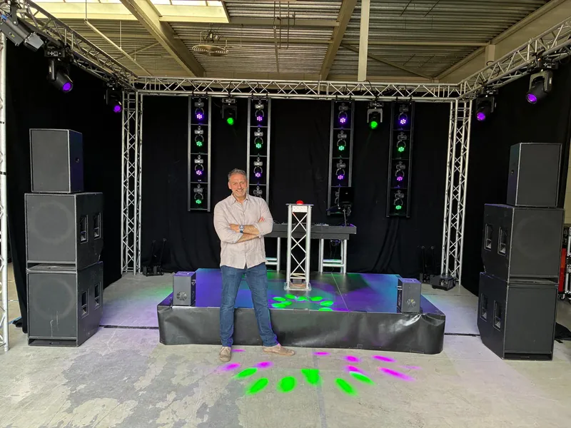 DJ Deliso voor een complete podiumopstelling