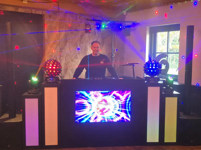 DJ Deliso met lichtshow en zwarte DJ booth