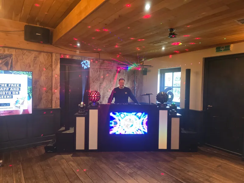 Grotere zwarte DJ show van DJ Deliso met scherm en lasers